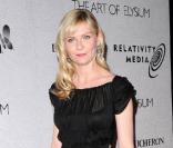 Kirsten Dunst avait joué la carte de la sobriété dans une robe noire un peu vieillote, lors du gala de charité The Art of Elysium's le 16 janvier 2010 à Los Angeles
