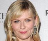 Kirsten Dunst avait joué la carte de la sobriété dans une robe noire un peu vieillote, lors du gala de charité The Art of Elysium's le 16 janvier 2010 à Los Angeles 