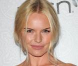 Avec son regard bien à elle, Kate Bosworth avait revêtu une création du grand Alexander McQueen : une magnifique robe bustier fluide d'un gris perle divin ! Sergio Rossi aux pieds... elle était divine !  