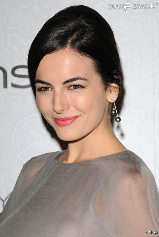 Camilla Belle était aussi originale qu'élégante dans une robe asymétrique signée Valentino lors du gala de charité The Art of Elysium's le 16 janvier 2010 à Los Angeles 