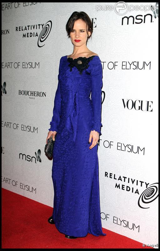 Juliette Lewis avait finalement quitté son pantalon de cuir fétiche pour une robe d'un bleu aussi électrique que... sa guitare ! Même dans une robe glamour, Juliette sait comment garder sa nature rock'n'roll lors du gala de charité The Art of Elysium