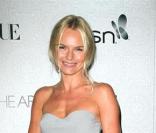 Avec son regard bien à elle, Kate Bosworth avait revêtu une création du grand Alexander McQueen : une magnifique robe bustier fluide d'un gris perle divin ! Sergio Rossi aux pieds... elle était divine !