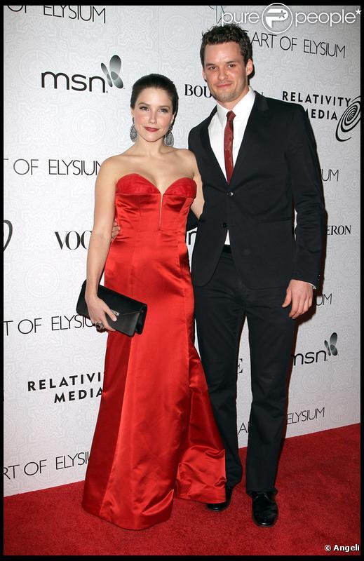 Comme toujours, Sophia Bush était à croquer. Divine revêtue de cette robe fourreau rouge très hollywoodienne ! Une vraie star. Aurait-elle retrouvé l'amour ? 