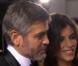 George Clooney, accompagné d'Elisabetta Canalis, interrogé par la chaîne E! Online sur le tapis rouge des Golden Globes le 17 janvier 2010
