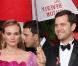 Dans sa robe rose Christian Lacroix, Diane Kruger ressemble à une magnifique fleur et son beau Joshua Jackson ne peut que fondre pour elle... Un couple aussi discret qu'élégant lors de la cérémonie des Golden Globes le 17 janvier 2010