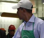 Barack Obama et sa famille ont distribué des plats au plus nécessiteux à Washington le 18 janvier 2010<br />