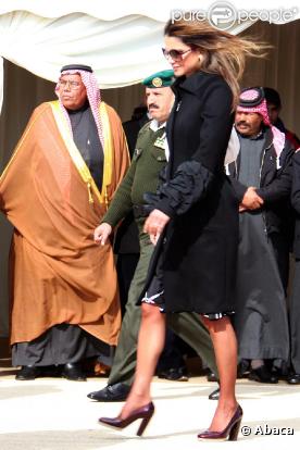 Rania de Jordanie et le roi Abdullah II en Jordanie à l'arrivée des dépouilles des soldats jordaniens tués à Haïti. Le 19 janvier 2010.