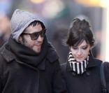 Ashlee Simpson et Pete Wentz ont décidé de fêter Halloween avant (ou après l'heure) en portant des maques dans les rues de New York le 5 janvier 2010 
