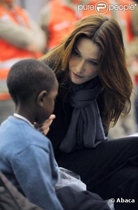 Carla Bruni Sarkozy le 22 janvier à Roissy pour accueillir les 33 orphelins haïtiens