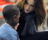 Carla Bruni Sarkozy le 22 janvier à Roissy pour accueillir les 33 orphelins haïtiens