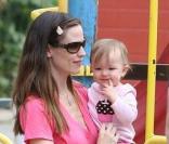Ben Affleck et Jennifer Garner emmènent Violet et Seraphina au parc. Janvier 2010