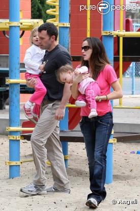 Ben Affleck et Jennifer Garner emmènent Violet et Seraphina au parc. Janvier 2010