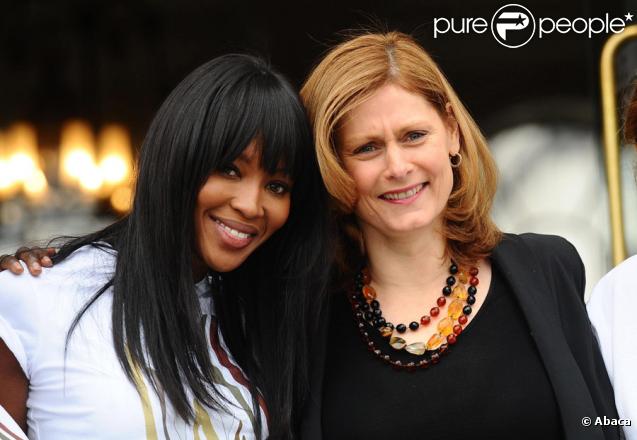 Naomi Campbell au côté de l'épouse du Premier ministre, Sarah Brown, prépare son défilé de mode en soutien à Haïti à Londres le 25 janvier 2010