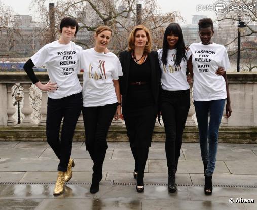 Naomi Campbell prépare son défilé de mode en soutien à Haïti à Londres le 25 janvier 2010. Elle pose avec Erin O'Connor, Yasmin Le Bon, Sarah Brown et Sheila Atim 