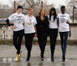 Naomi Campbell prépare son défilé de mode en soutien à Haïti à Londres le 25 janvier 2010. Elle pose avec Erin O'Connor, Yasmin Le Bon, Sarah Brown et Sheila Atim 