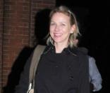 Naomi Watts portant un joli trench Burberry