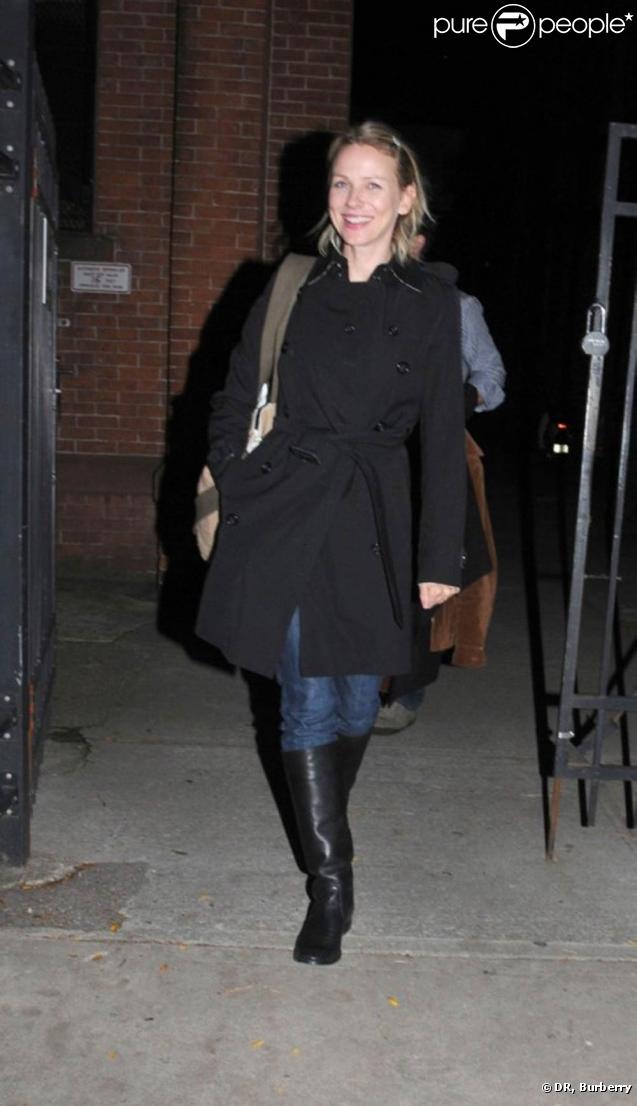 Naomi Watts portant un joli trench Burberry