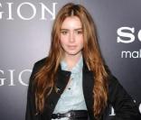 Lily Collins portant un joli trench Burberry