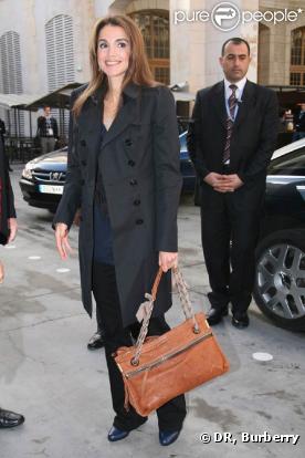 Rania de Jordanie portant un joli trench Burberry
