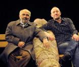 Gérard Jugnot, ici au côté de l'auteur et metteur en scène Philippe Claudel, se dévoile sur la scène du Petit Théâtre à Paris le 20 janvier 2010 dans la pièce Le Paquet
