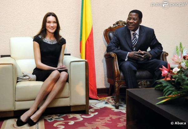 Carla Bruni-Sarkozy en visite au Bénin. Le 26 janvier 2010.