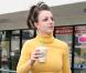 Britney Spears achète une boisson frappée avant de se rendre dans un salon de manucure, le 26 janvier 2010.