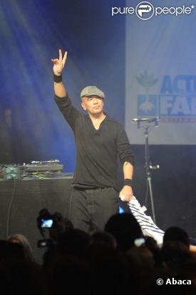 Pascal Obispo chante pour les victimes d'Haïti, le 24 janvier 2010 à Paris.