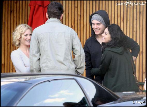 Vanessa Hudgens et Zac Efron partagent un déjeuner avec Brittany Snow et Ryan Rottman.
