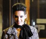 Bill Kaulitz (Tokio Hotel) affiche sa nouvelle coupe à Milan (Italie), et en proite pour signer quelques autographes à des fans devant son hôtel.