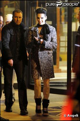 Bill Kaulitz (Tokio Hotel) affiche sa nouvelle coupe à Milan (Italie), et en proite pour signer quelques autographes à des fans devant son hôtel.