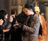 Bill Kaulitz (Tokio Hotel) affiche sa nouvelle coupe à Milan (Italie), et en proite pour signer quelques autographes à des fans devant son hôtel.