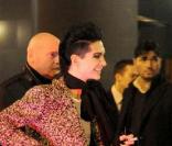 Bill Kaulitz (Tokio Hotel) affiche sa nouvelle coupe à Milan (Italie), et en proite pour signer quelques autographes à des fans devant son hôtel.