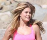 Doutzen Kroes en plein shooting sur la plage de Shell à Saint Barthelemy