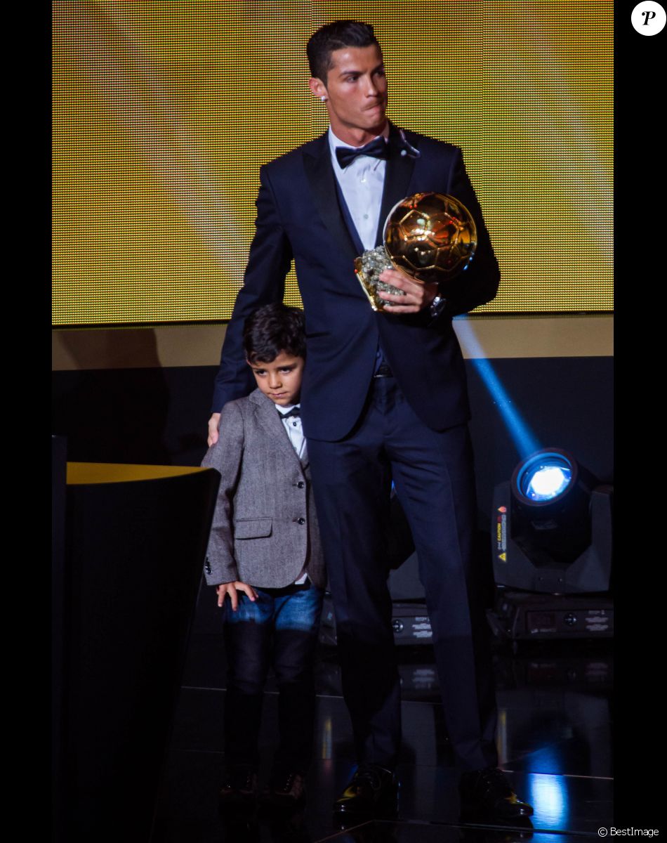 Cristiano Ronaldo Pose Torse Nu Avec Son Fils Cristiano Jr Presque