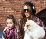 Miley Cyrus, accompagnée de sa petite soeur Noah, 10 ans, se rend dans un studio d'enregistrement, le samedi 30 janvier.