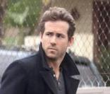 Ryan Reynolds se baladant dans West Hollywood