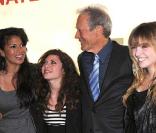 Clint Eastwood, sa femme Dina Ruiz, et ses deux filles Francesca et Morgan, à l'occasion de l'avant-première britannique d' Invictus , à l'Odeon de Leicester Square, à Londres, le 31 janvier 2010.