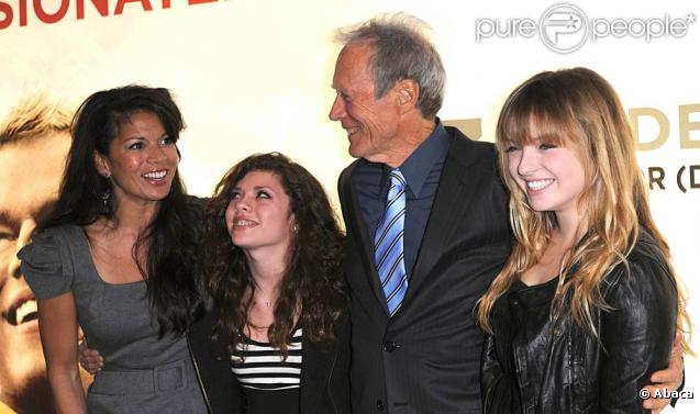 Clint Eastwood, sa femme Dina Ruiz, et ses deux filles Francesca et Morgan, à l'occasion de l'avant-première britannique d' Invictus , à l'Odeon de Leicester Square, à Londres, le 31 janvier 2010.