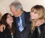 Clint Eastwood dans les bras de ses filles Morgan et Francesca à l'occasion de l'avant-première britannique d' Invictus , à l'Odeon de Leicester Square, à Londres, le 31 janvier 2010.