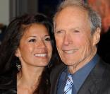 Clint Eastwood et sa femme Dina Ruiz à l'occasion de l'avant-première britannique d' Invictus , à l'Odeon de Leicester Square, à Londres, le 31 janvier 2010.