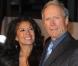 Clint Eastwood et Dina Ruiz à l'occasion de l'avant-première britannique d' Invictus , à l'Odeon de Leicester Square, à Londres, le 31 janvier 2010.