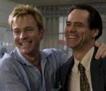 Ewan McGregor et Jim Carrey, élevés au rang de chevaliers des Arts et des Lettres, à Paris, le 1er février 2010.