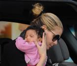 Heidi Klum et Seal en promenade avec leurs enfants dont la petite dernière Lou, à Los Angeles le 12 janvier 2010