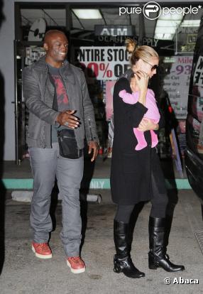 Heidi Klum et Seal en promenade avec leurs enfants dont la petite dernière Lou, à Los Angeles le 12 janvier 2010