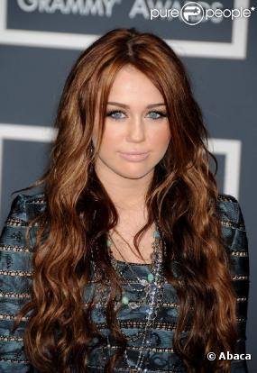 Miley Cyrus en robe Hervé Léger lors des Grammy Awards, le 31 janvier 2010 !