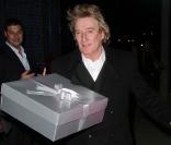 L'initiative Helping Haïti-Everybody Hurts pilotée par Simon Cowell a rassemblé 21 stars, dont Rod Stewart 