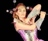 L'initiative Helping Haïti-Everybody Hurts pilotée par Simon Cowell a rassemblé 21 stars, dont Kylie Minogue 