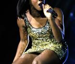 L'initiative Helping Haïti-Everybody Hurts pilotée par Simon Cowell a rassemblé 21 stars, dont Alexandra Burke 