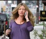 Rebecca Gayheart, enceinte, au téléphone à Los Angeles le 2 février 2010
