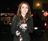 Miley Cyrus est sortie dîner avec son petit ami, Liam Hemsworth à Century City, le 7 février 2010.